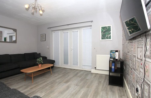 Peterborough House | Beautiful 5 Bed Detached House - Sleeps 9