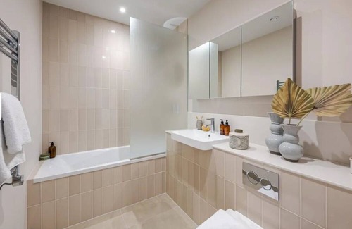 Brixton Hill House | Modern Luxury: 3 Bed, 2 Bath Residence with Private Garden in Vibrant Kings Mews