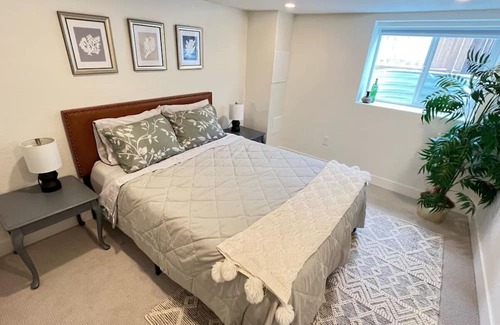 University House | Renovated 3-bed, 1-bath near Denver University. Modern amenities,parking,kitchenette. Walk to shop.