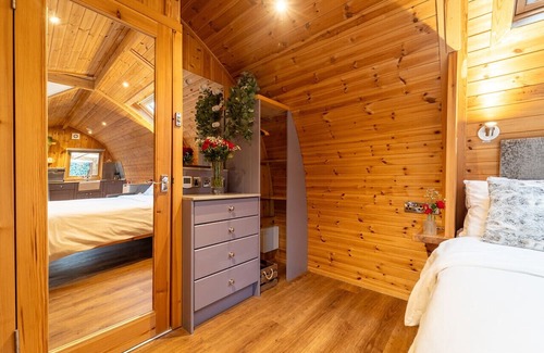 Clitheroe Cabin | Tranquil Luxury: Hot Tub, Firepit, & Sauna
