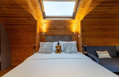 Clitheroe Cabin | Tranquil Luxury: Hot Tub, Firepit, & Sauna