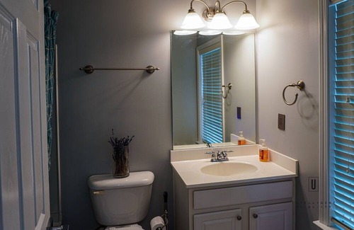 Sandy Springs House | Sandy Springs/Truist. 2 Kings. Gated. 11 miles to Lenox. 6 miles to Perimeter.
