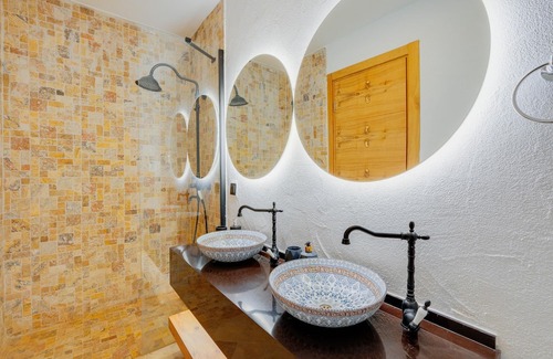 Alacati Apartment | Luxury Flat w Balcony and Shared Pool in Alacati