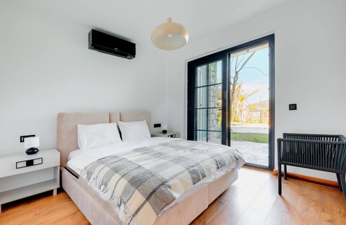 Alacati Apartment | Vacation flat w pool and balcony, 5 min to beach