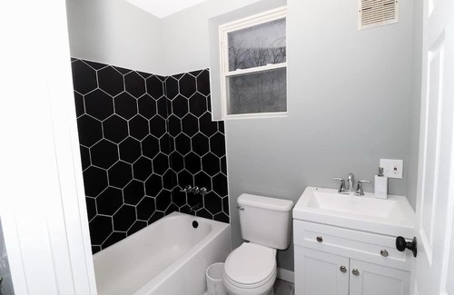 Tremont House | Hot Tremont House with 6 bedrooms and 3 full bathrooms, central location!