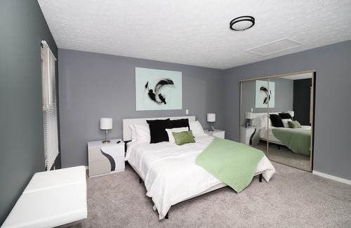 Tremont House | Hot Tremont House with 6 bedrooms and 3 full bathrooms, central location!