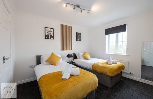 Manchester House | Comfy House - Sleeps 14 - 14 min to City Centre