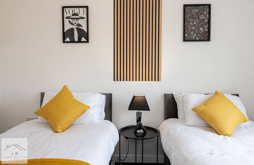 Manchester House | Comfy House - Sleeps 14 - 14 min to City Centre
