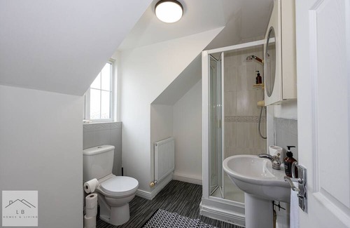 Manchester House | Comfy House - Sleeps 14 - 14 min to City Centre