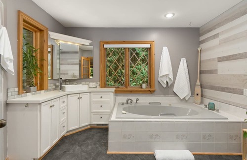 Novar House | Lakefront- Sauna, HotTub, WFH, Gym, Dock, kayaks