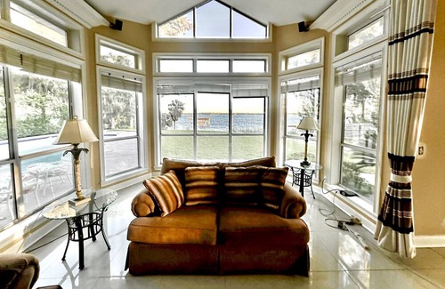 Orange Park House | Explorer Queen Room on Doctors Lake