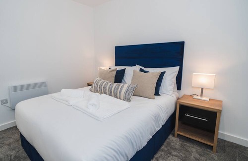 Wakefield Apartment | Thornhill House Modern City Center Apartment
