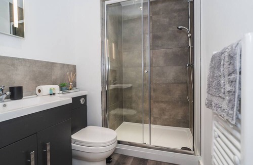 Wakefield Apartment | Thornhill House Modern City Center Apartment