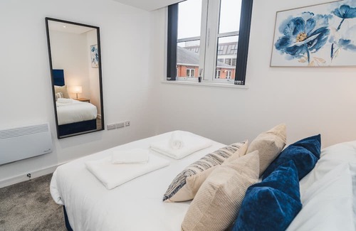 Wakefield Apartment | Thornhill House Modern City Center Apartment