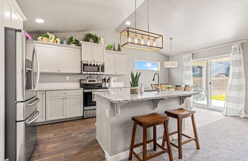 Caldwell House | New Indoor Sauna, Sleeps 8, SW Caldwell, Vallivue