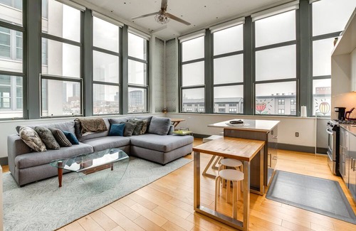 West Side Condo | Sleek, Modern Jersey City Condo: 4 Mi to NYC!