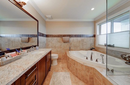 White Rock House | Spacious 6-bedroom house in delightful White Rock with fitness room, WiFi