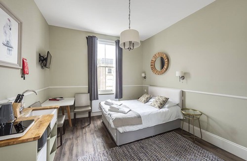 Campden Apartment | Stunning Kensington Studio