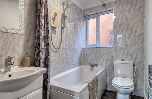Radcliffe House | Large cosy house w/driveway 7pax