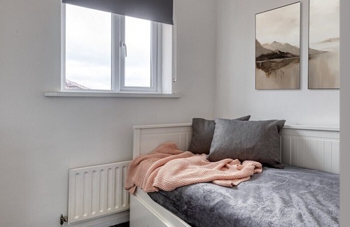 Radcliffe House | Large cosy house w/driveway 7pax