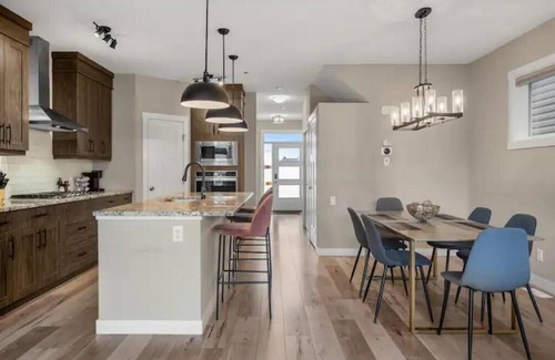 Calgary House | Luxury Home; Mins to Airport; 3 Bedroom; MainFloor Office; Gourmet Kitchen