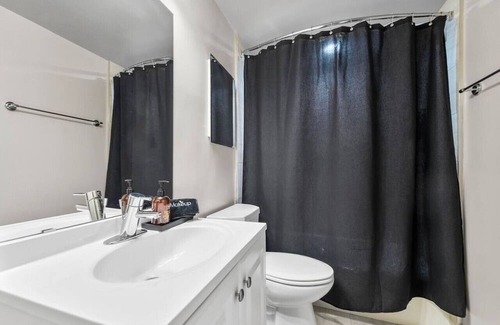 Crystal City Apartment | Peaceful DC Getaway Near Metro, Pool, FREE PARKING
