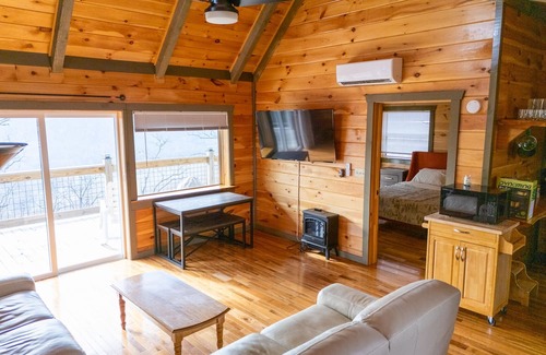 Stanton Cabin | Suspended SkyView Cabin Near RRG