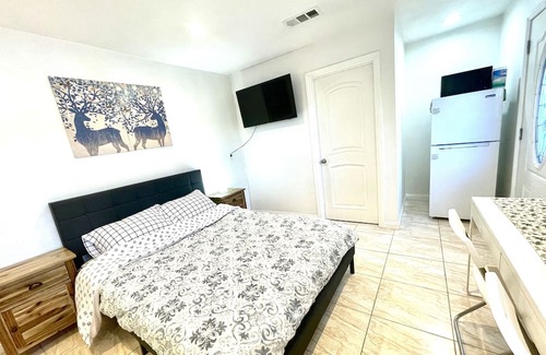 Westminster House | A peaceful private room, perfect for vacation and traveling. Located near Disney