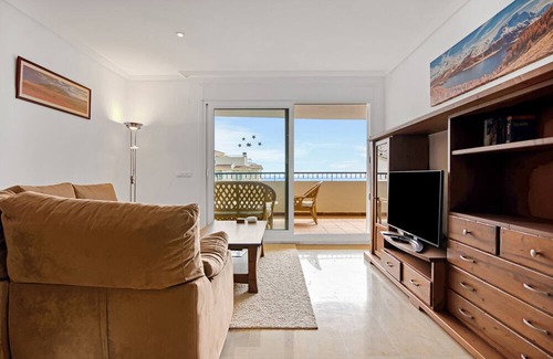 Pueblo Mascarat Apartment | Apartment 'Oasis Beach Lll' with Sea View, Wi-Fi and Air Conditioning