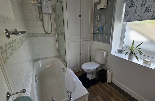 St. Mawes Apartment | Summers Beach View - an apartment that sleeps 2 guests in 1 bedroom