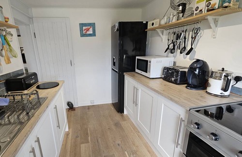 St. Mawes Apartment | Summers Beach View - an apartment that sleeps 2 guests in 1 bedroom