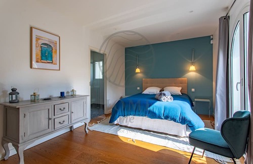 Le Canon Villa | Architect-designed villa for 13 people with pool, at the village of Le Canon