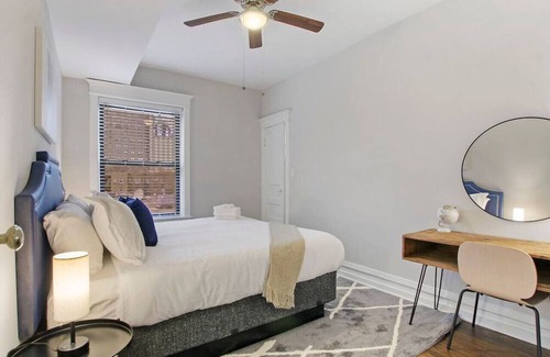 Hyde Park Apartment | Enchanting 2BR Chicago Haven with In-unit Laundry