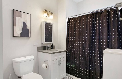 Hyde Park Apartment | Roomy & Inviting 3BR Apt in Chicago