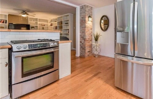 Elora House | Heart of downtown w/ private backyard. Walk to Elora Mill!