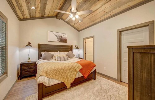 Ellijay Cabin | Cozy Mountain Serenity: Modern Rustic Charm