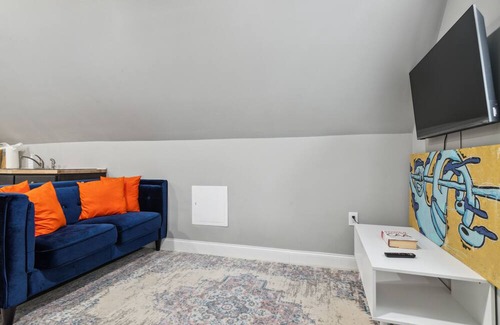 Elizabeth Apartment | Stylish and Cozy Attic in Elizabeth/Great location near Newark Airport