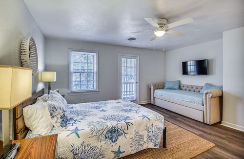 Chic's Beach Condo | Virginia Beach Condo: 2 Blocks to Ocean!