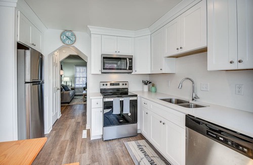 Chic's Beach Condo | Virginia Beach Condo: 2 Blocks to Ocean!