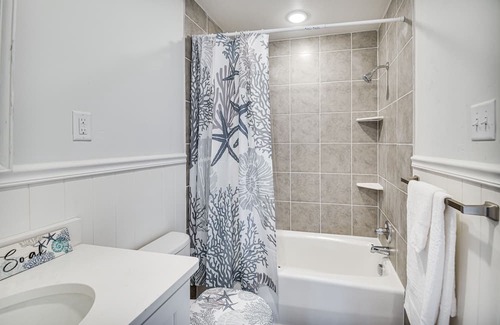 Chic's Beach Condo | Virginia Beach Condo: 2 Blocks to Ocean!