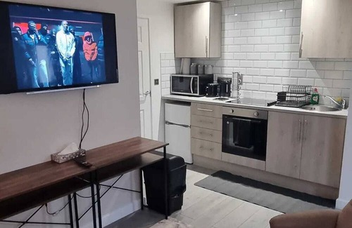 Stoke-on-Trent Apartment | Beautiful 'n' Cosy City Center Stylish experience centrally-located home