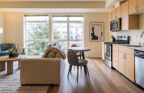 Everett Apartment | Landing at Library Place Apartments - Studio in Bayside