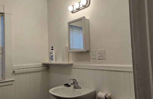 East Haven  Rutland County House | Close to Killington and downtown with beautiful porch and new kitchen new baths
