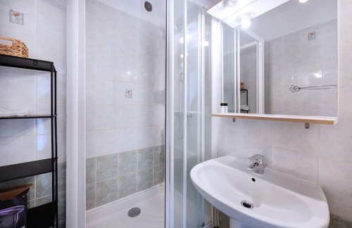 Saint Michel - Mairie Apartment | Apartment-Private Bathroom