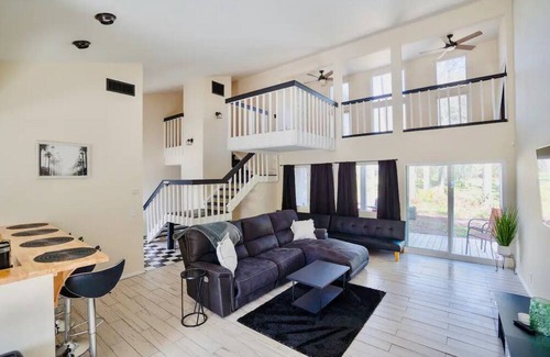 Southside House | Spacious 3 Bedroom w/ Theatre