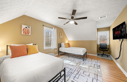 Acworth House | 3 BR - Garden Views - Smart TVs - Porch Swing - Fenced Yard - Washer & Dryer