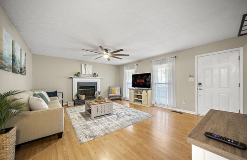 Acworth House | 3 BR - Garden Views - Smart TVs - Porch Swing - Fenced Yard - Washer & Dryer