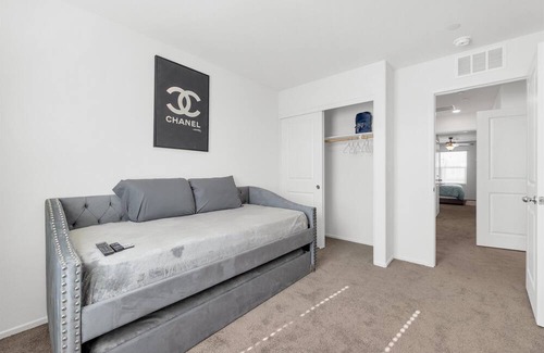 Enterprise House | Located just 15 minutes from the strip & Airport.