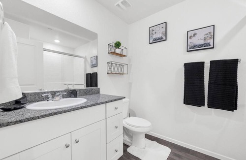 Enterprise House | Located just 15 minutes from the strip & Airport.