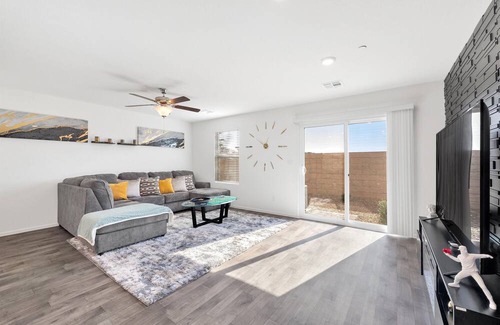Enterprise House | Located just 15 minutes from the strip & Airport.